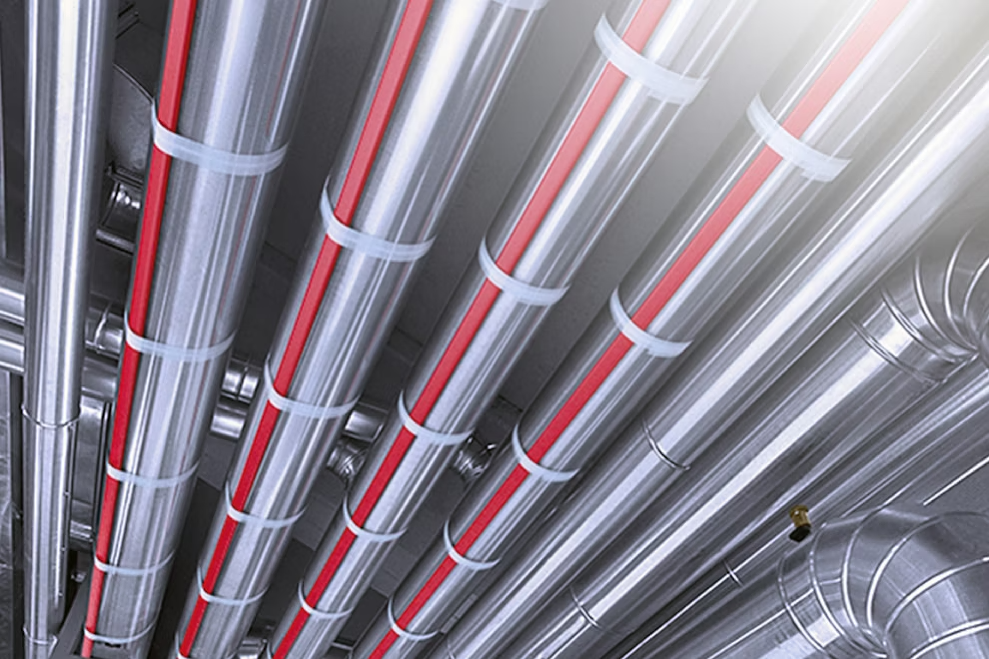 Rohre die an einer Decke angebracht sind