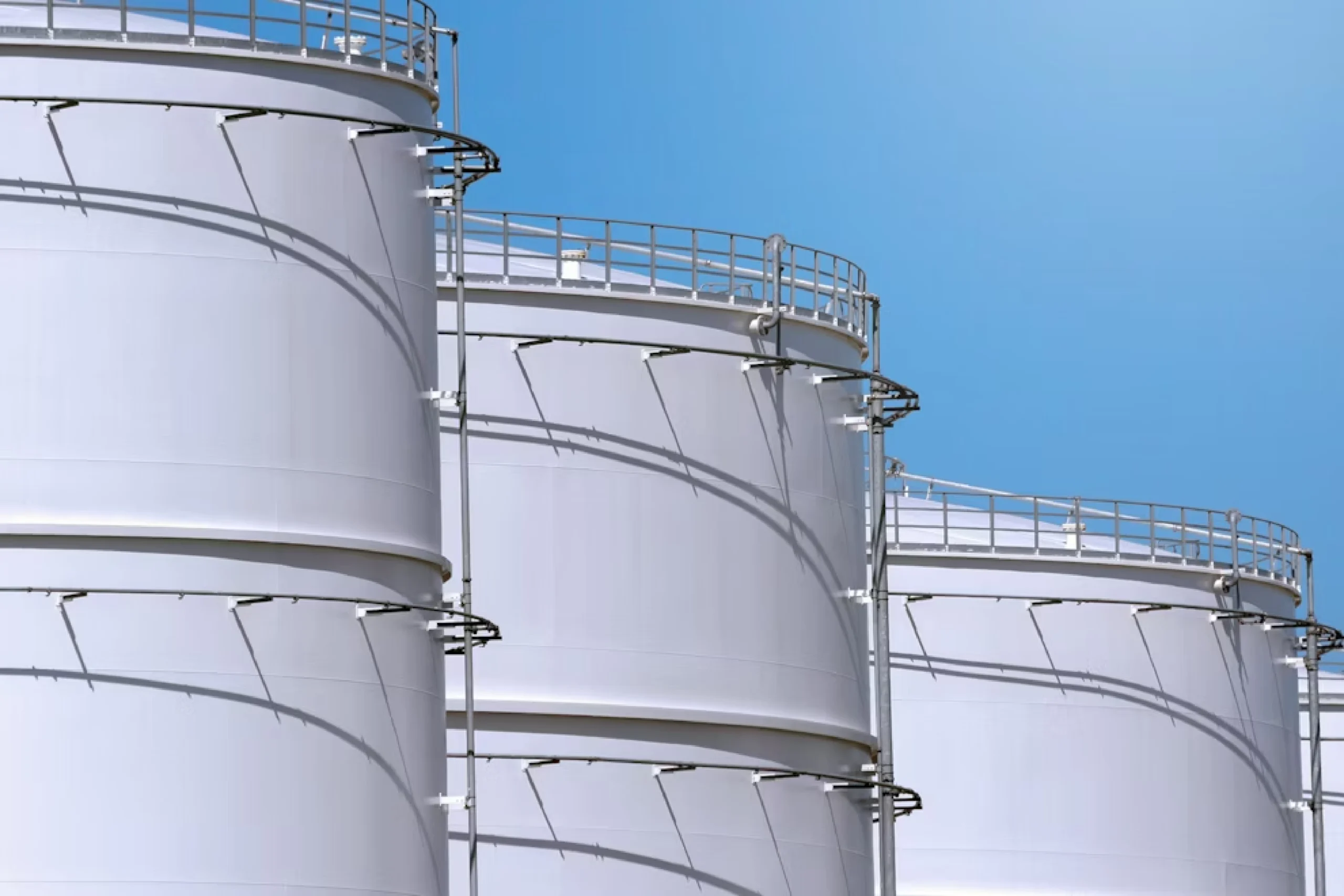 Nahaufnahme von grauen Tanks