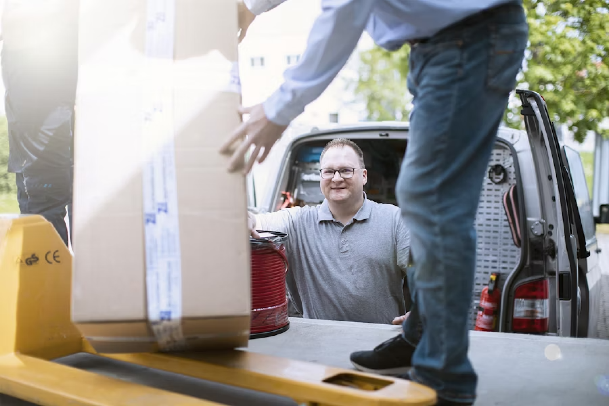 Ein Paket wird auf einen  Lastenwagen geladen