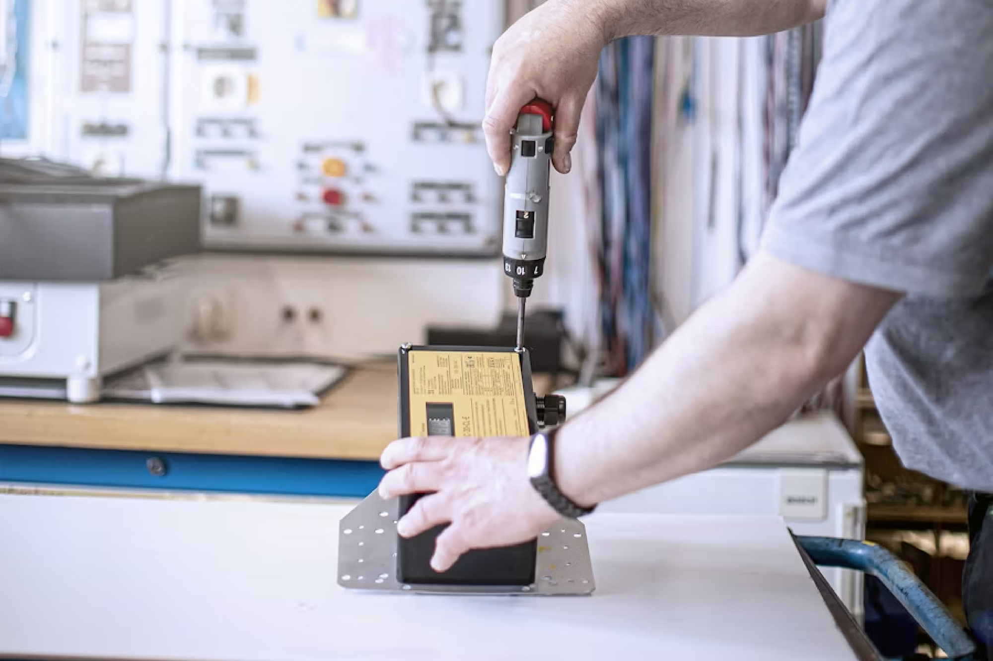Eine Person bohr Schrauben in ein Gerät rein