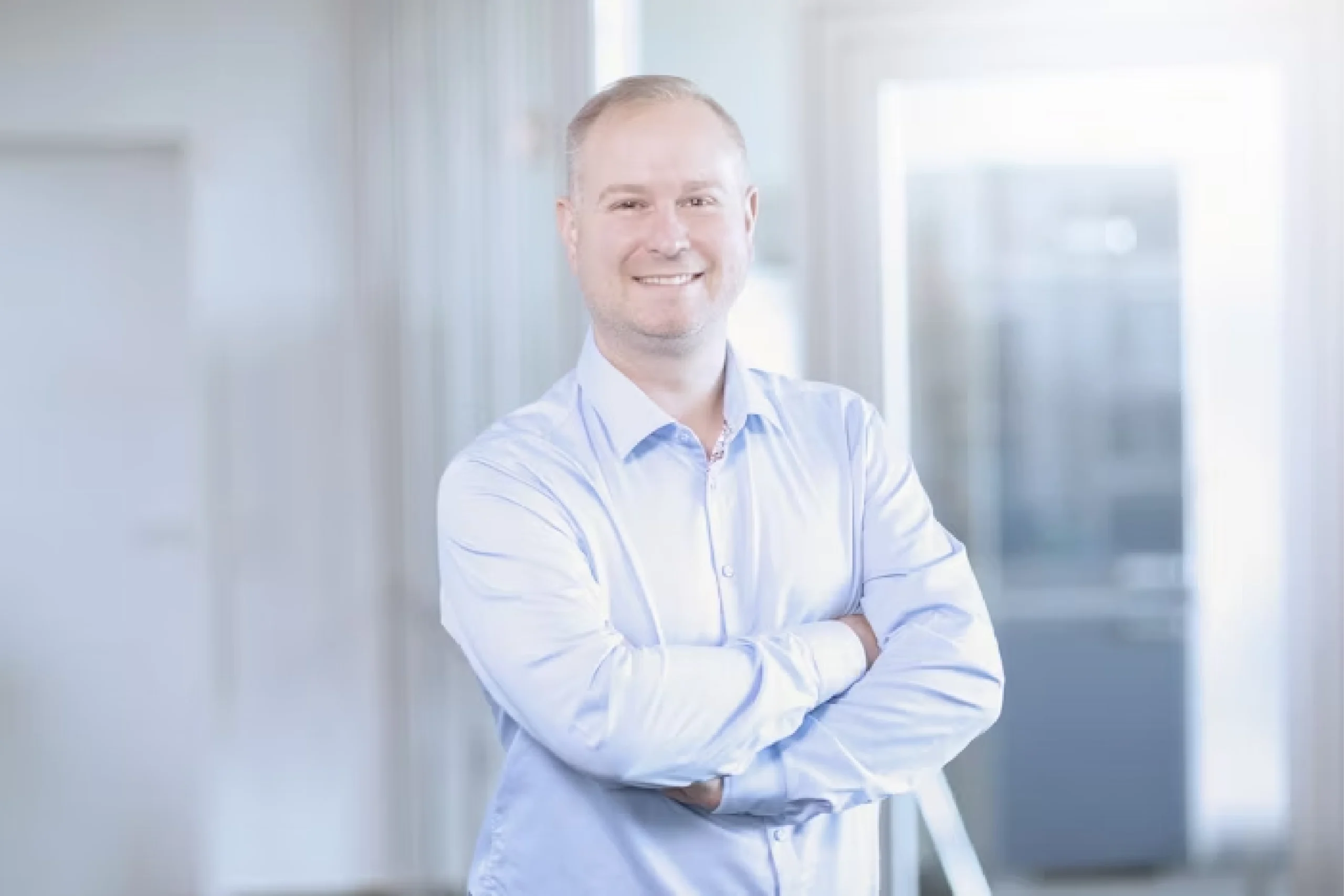 Ansprechpartner Walter Reichert lächelt mit verschränkten Armen in die Kamera